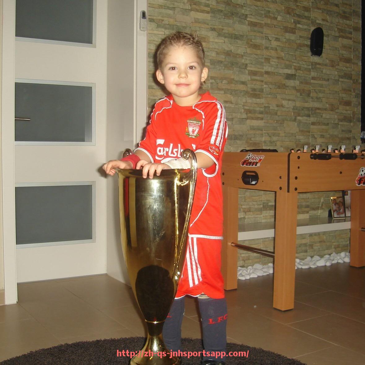 金年会app-世俱杯最佳教练团队评选分析：战术执行力与团队管理并重